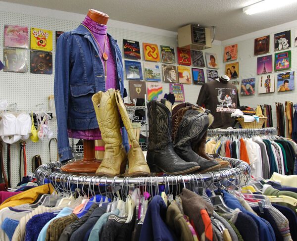 10 reasons you should choose thrifting over shopping
